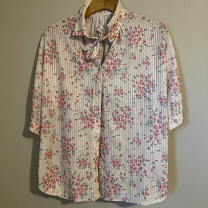 Vintage ROMANTIC FLORAL Tie neck Polyester BLOUSE Med to large