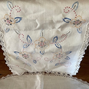 GORGEOUS Vintage LINEN Lot Pieces Table runner Matching Doilie