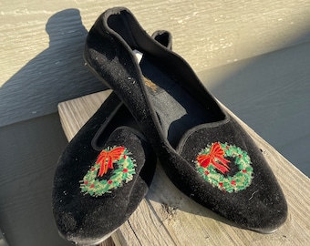 Vintage CHRISTMAS Ladies Black VELVET FLATS Shoes with Wreaths size 9