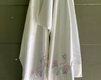 Par de fronhas vintage com bordados de veados e flores.