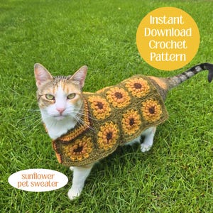 Puede incluir: Un gato con un suéter de mascota de girasol tejido a mano. El suéter es verde, amarillo y marrón, con un diseño de girasol. La imagen incluye texto que dice "Instant Download Crochet Pattern" y "sunflower pet sweater".