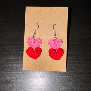 Brincos de coração rosa e vermelho