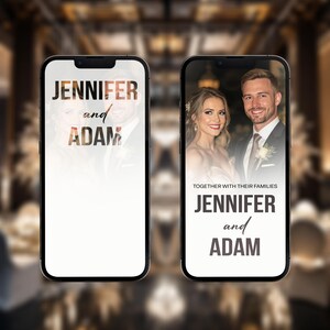 Może przedstawiać: Dwa smartfony wyświetlające ogłoszenia ślubne. Lewy telefon pokazuje "JENNIFER and ADAM" w stylizowanej czcionce na zdjęciu. Prawy telefon pokazuje parę z tekstem "TOGETHER WITH THEIR FAMILIES" i "JENNIFER and ADAM".