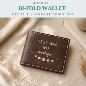 Puede incluir: Una cartera marrón de dos pliegues con costuras blancas y el texto "NEST AND NIB mockups". La cartera está sobre una superficie beige con las palabras "MOCKUP" y "BI-FOLD WALLET" en la parte superior.