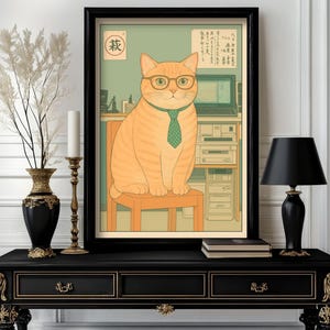 Peut inclure: Impression d'art encadrée représentant un chat de dessin animé portant des lunettes et une cravate verte, assis sur une chaise en bois. Le chat est orange avec des rayures noires. Le fond comprend un bureau avec un ordinateur et du texte japonais.