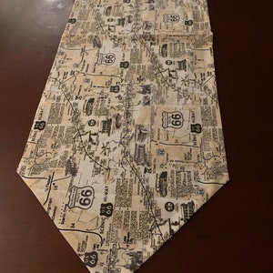 Timeless Treasures En route pour la Route 66, chemin de table en coton noir, blanc et beige (43 x 14) par ThemeRunners