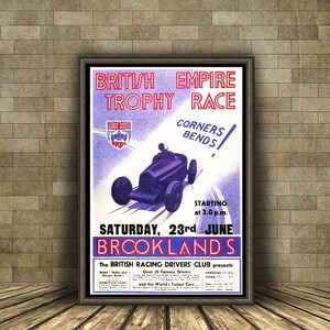 Puede incluir: Un póster vintage de la carrera British Empire Trophy en Brooklands el sábado 23 de junio. El gráfico muestra un coche de carreras azul oscuro, el emblema del BRDC y texto con detalles del evento, incluyendo la presentación del British Racing Drivers' Club.