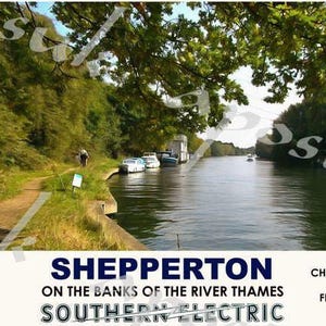 Puede incluir: Un cartel de viaje vintage de Shepperton en el río Támesis, que muestra una vista panorámica del río con barcos y exuberante vegetación. El cartel incluye el texto "It's Quicker By Rail" y "Cheap Fares and Frequent Trains".