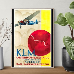 Può includere: Un poster di viaggio vintage con un aereo KLM blu che vola sopra un globo rosso con una linea di rotta bianca. Il testo recita K.L.M. AMSTERDAM-BATAVIA V.V. HOLLAND-JAVA WEEKLY MAIL-PASSENGERS-FREIGHT su uno sfondo giallo e color crema.