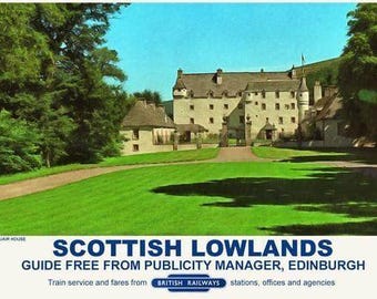 Puede incluir: Una postal vintage que muestra Traquair House en las Tierras Bajas escocesas. La imagen muestra un gran edificio de piedra con torretas y una bandera, rodeado de césped verde y árboles bajo un cielo azul. El texto en la parte inferior dice "Scottish Lowlands".