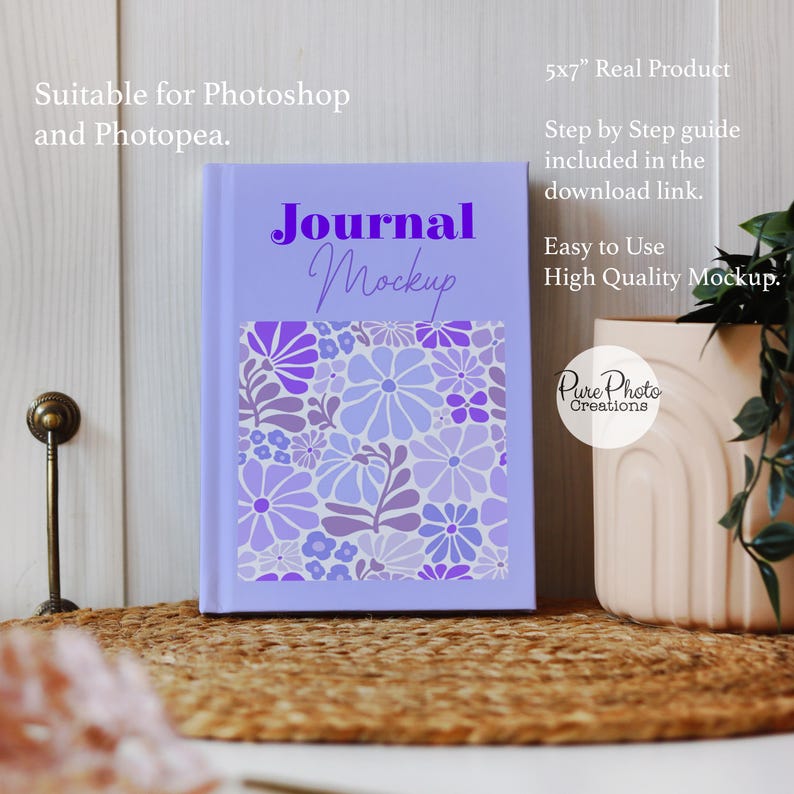 Maqueta de diario de tapa dura con escena elegante, maqueta de cuaderno de 5x7 (PSD) de Printify, maqueta de cubierta mate con líneas rayadas con foto real, objeto inteligente Photopea imagen 2