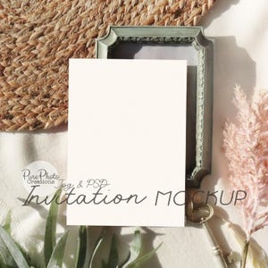 Convite Mockup | PSD e JPEG com Smart Object | Flat Lay estilizado com decoração vintage Fotografia real Tamanho 5x7, Wedding Stationery Mockup