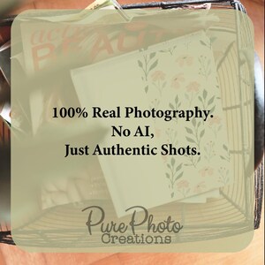 Pode incluir: Um close-up de uma pilha de revistas e pap&eacute;is com um padr&atilde;o floral. O texto "100% Real Photography. No AI, Just Authentic Shots. Pure Photo Creations" &eacute; vis&iacute;vel na folha superior.