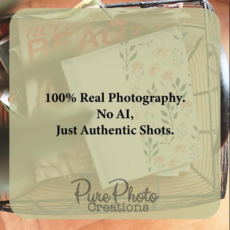 Pode incluir: Um close-up de uma pilha de revistas e pap&eacute;is com um padr&atilde;o floral. O texto "100% Real Photography. No AI, Just Authentic Shots. Pure Photo Creations" &eacute; vis&iacute;vel na folha superior.