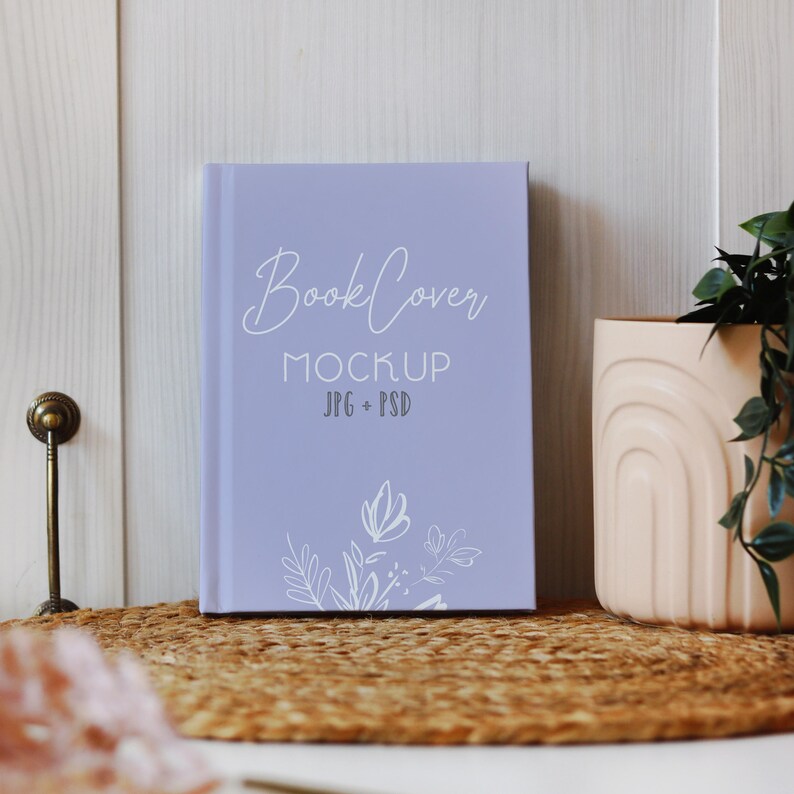 Maqueta de diario de tapa dura con escena elegante, maqueta de cuaderno de 5x7 (PSD) de Printify, maqueta de cubierta mate con líneas rayadas con foto real, objeto inteligente Photopea imagen 4