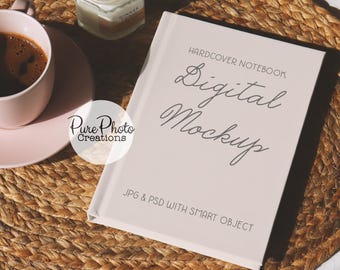 Mockup de diário fosco de capa dura, mockup de caderno PSD deitado sobre uma mesa, display de planejador Printify, mockup elegante feminino