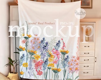 Makieta koca Ręce trzymające 50x60" Prawdziwy produkt, inteligentny obiekt Przeciągnij i upuść PSD, szablon pluszowego koca, makieta koca dziecięcego