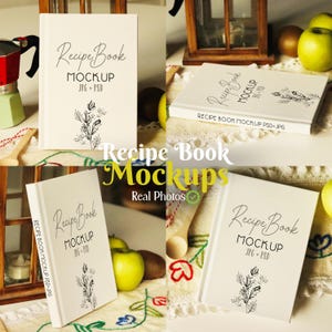 Puede incluir: Cuatro maquetas de libros de recetas blancos con el texto "Recipe Book Mockup JPG+PSD" en la portada. Los libros est&aacute;n dispuestos sobre una superficie blanca con una cuchara de madera, manzanas verdes y una toalla blanca con bordados rojos.