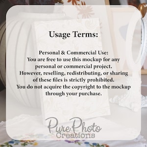 Pode incluir: Um cart&atilde;o branco com texto preto que descreve os termos de uso de uma maquete digital. O texto diz: "Termos de uso: Uso pessoal e comercial: Voc&ecirc; est&aacute; livre para usar esta maquete para qualquer projeto pessoal ou comercial. No entanto, revenda, redistribui&ccedil;&atilde;o ou compartilhamento desses arquivos &eacute; estritamente proibido. Voc&ecirc; n&atilde;o adquire os direitos autorais da maquete por meio de sua compra. Pure Photo Creations."