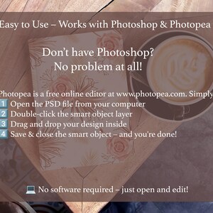 Pode incluir: Um close-up de uma mesa de madeira com uma x&iacute;cara de caf&eacute; e um peda&ccedil;o de papel com instru&ccedil;&otilde;es sobre como usar o Photopea, um editor online gratuito. O texto no papel diz: "Photopea &eacute; um editor online gratuito em www.photopea.com. Simplesmente: 1 Abra o arquivo PSD do seu computador 2 Clique duas vezes na camada de objeto inteligente 3 Arraste e solte seu design dentro 4 Salve e feche o objeto inteligente - e pronto! Nenhum software necess&aacute;rio - basta abrir e editar!"