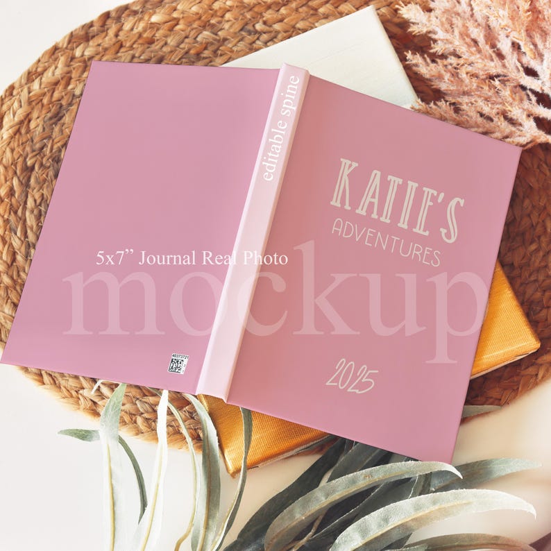 Pode incluir: Uma maquete de di&aacute;rio rosa com o texto "KATIE'S ADVENTURES 2025" em branco. O di&aacute;rio est&aacute; aberto, revelando as p&aacute;ginas internas. A lombada diz "editable spine". O di&aacute;rio mede 12,7 x 17,8 cm.