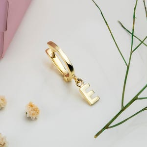 Pendientes colgantes con inicial personalizables / Aros de plata personalizados / Joyería delicada con letras / Regalo de aniversario de cumpleaños / Regalo para ella