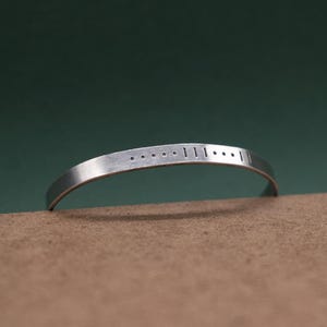 Gepersonaliseerde morsecode-armband, initial sterlingzilveren manchetarmband