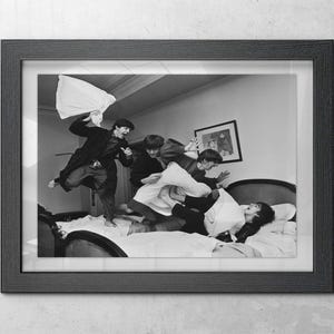 Póster de pelea de almohadas de los Beatles, blanco y negro, impresión vintage, póster musical, arte de pared imprimible, década de 1960, decoración del hogar, descarga digital.