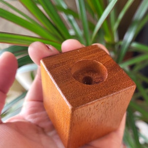 Handgefertigter Holzständer aus Holz, Marmor / Ei / Kristall