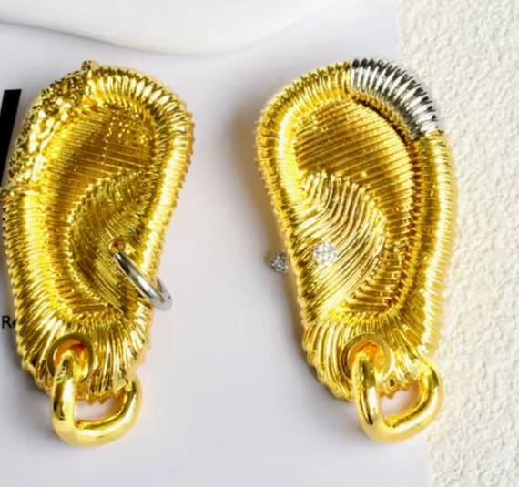 上品　ゴールドカラー　Schiaparelli 刻印　ピアス Schiaparelli Sculptural Earring