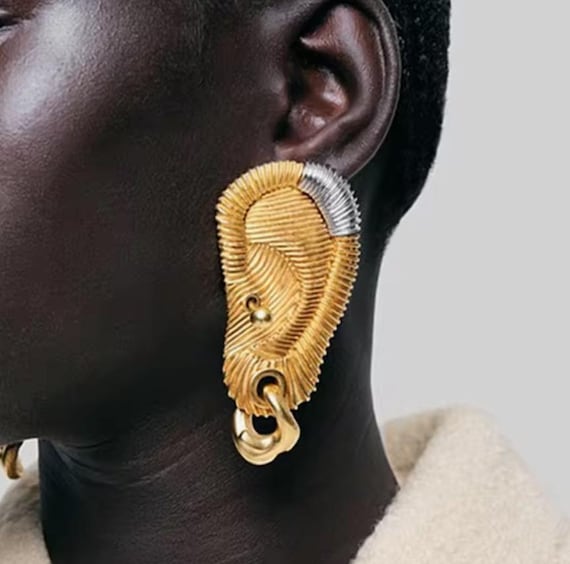 上品　ゴールドカラー　Schiaparelli 刻印　ピアス gold-metal-schiaparelli-