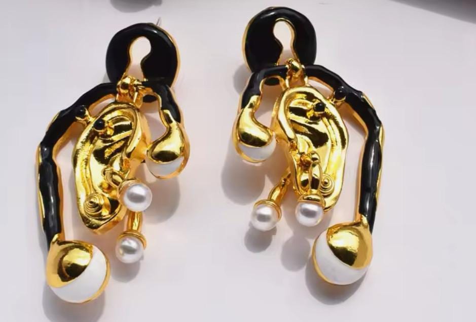 上品　ゴールドカラー　Schiaparelli 刻印　ピアス 上品 ゴールドカラー Schiaparelli 刻印 ピアス 上品 ゴールドカラー