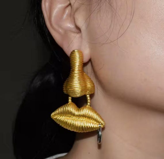 上品　ゴールドカラー　Schiaparelli 刻印　ピアス Schiaparelli Inspired Nose and Lips Earrings - Etsy