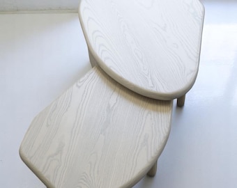 Mesa de centro blanca minimalista, mesa redonda de madera hecha a mano, mesa de estilo de mediados de siglo, mesa de diseño de perfil bajo, mueble auxiliar acogedor para la sala de estar.