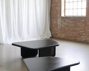 Mesa de centro negra, mesa redonda de madera de estilo de mediados de siglo, mueble moderno de perfil bajo para sala de estar, interior minimalista para el hogar, estilo bohemio moderno.