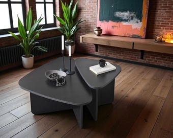 Mesa de centro moderna negra, mesa redonda pequeña de madera hecha a mano, diseño bajo de mediados de siglo, pieza minimalista y elegante para un interior acogedor en la sala de estar.