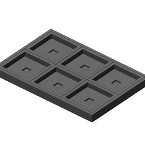 Puede incluir: Una bandeja rectangular gris oscuro con seis compartimentos cuadrados. Cada compartimento tiene una pequeña hendidura cuadrada en el centro. La bandeja tiene un borde elevado.