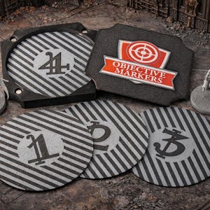 Könnte beinhalten: Eine Sammlung von Tabletop-Gaming-Zielmarkern. Enthält runde Marker mit den Nummern 1-3, einen quadratischen Marker mit der Nummer 4 und einen schildförmigen Marker mit dem Text "OBJECTIVE MARKERS". Miniaturfiguren sind ebenfalls vorhanden.