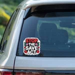 Peut inclure: Une voiture blanche avec un autocollant sur la vitre arrière. L'autocollant est noir et blanc avec du texte rouge qui dit "STOP THE SAVE ACT". Le texte est entouré d'un motif floral avec des roses rouges et roses.