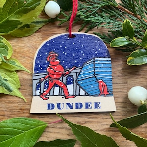 Dundee snow globe decoration