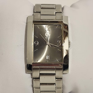 Montre tank Guess en acier pour homme, 33 mm, argenté, date et jour, rectangle, pile neuve 6,75 po.