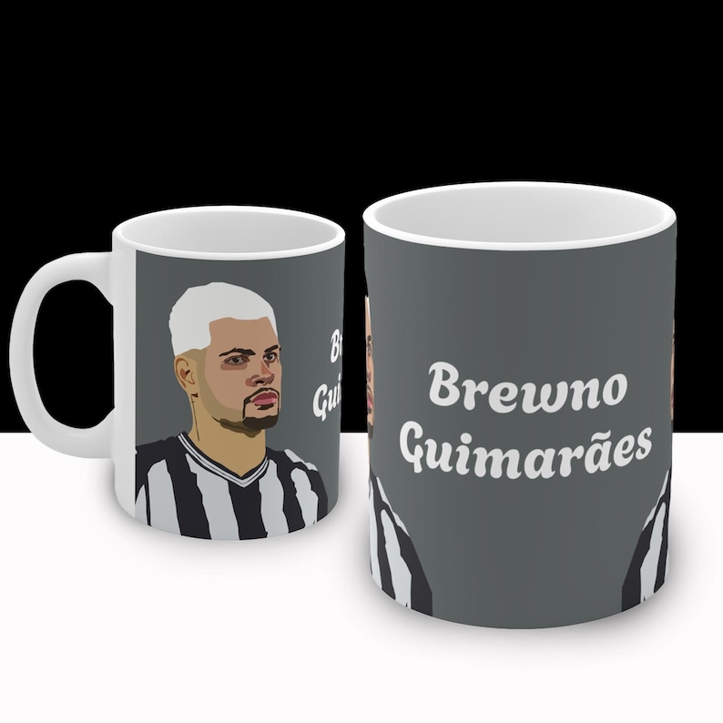 Puede incluir: Taza de cer&aacute;mica blanca con una ilustraci&oacute;n en blanco y negro de un jugador de f&uacute;tbol en un lado y el texto "Brewno Guimar&atilde;es" en el otro.