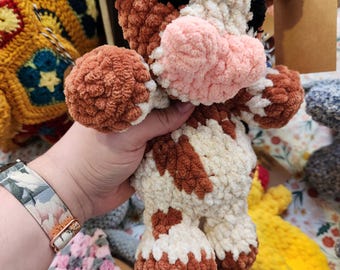Vaquinha de Crochê para Aconchegar - Vaquinha Amigurumi - Presente Artesanal para Chá de Bebê - Pelúcia Animal de Fazenda para Quarto de Bebê