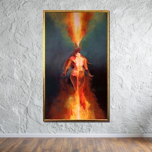 Puede incluir: Una pintura de una persona de pie en una llama naranja y amarilla. La persona está delineada en un naranja y amarillo más oscuro, y el fondo es azul oscuro.