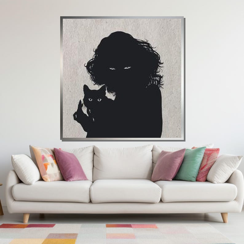 Puede incluir: Una ilustraci&oacute;n en blanco y negro de una persona sosteniendo un gato. La persona tiene el pelo largo y lleva un vestido oscuro. El gato mira hacia la izquierda. La ilustraci&oacute;n est&aacute; sobre un fondo gris claro.