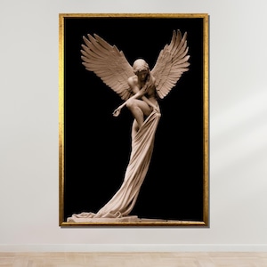Op de afbeelding: Een sculptuur van een engel met wijd uitgespreide vleugels, staande op een zwarte achtergrond. De engel is gehuld in een vloeiende doek, en zijn hoofd is naar beneden gekanteld.