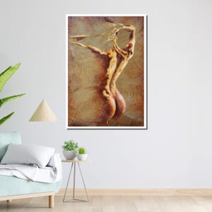 以下が含まれることがあります： 金色がかった裸の体の絵画。鑑賞者に向かって背を向けて立っており、茶色と金色の渦巻き模様のテクスチャのある背景が描かれている。