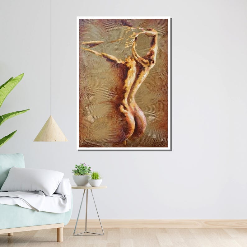 以下が含まれることがあります： 金色がかった裸の体の絵画。鑑賞者に向かって背を向けて立っており、茶色と金色の渦巻き模様のテクスチャのある背景が描かれている。
