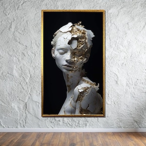 Può includere: Stampa artistica incorniciata raffigurante un busto bianco con un design crepato che rivela accenti dorati. L'opera d'arte è ambientata su uno sfondo nero all'interno di una cornice dorata, creando un contrasto sorprendente.