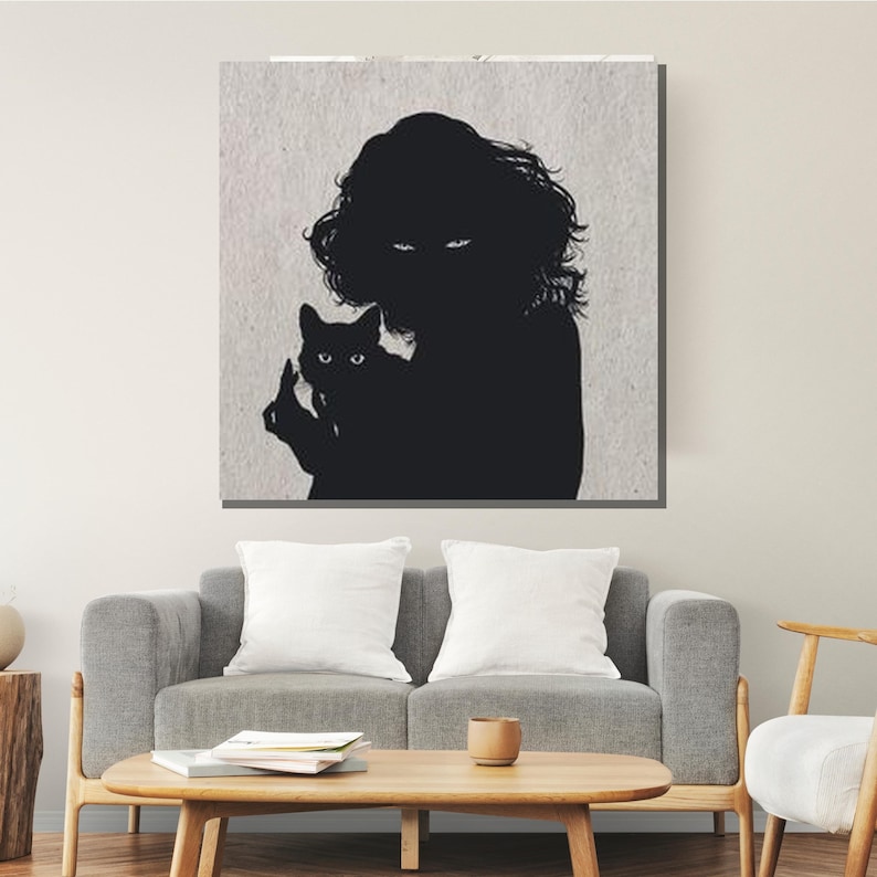 Puede incluir: Una ilustraci&oacute;n en blanco y negro de una persona sosteniendo un gato. La persona y el gato est&aacute;n en silueta sobre un fondo gris claro.